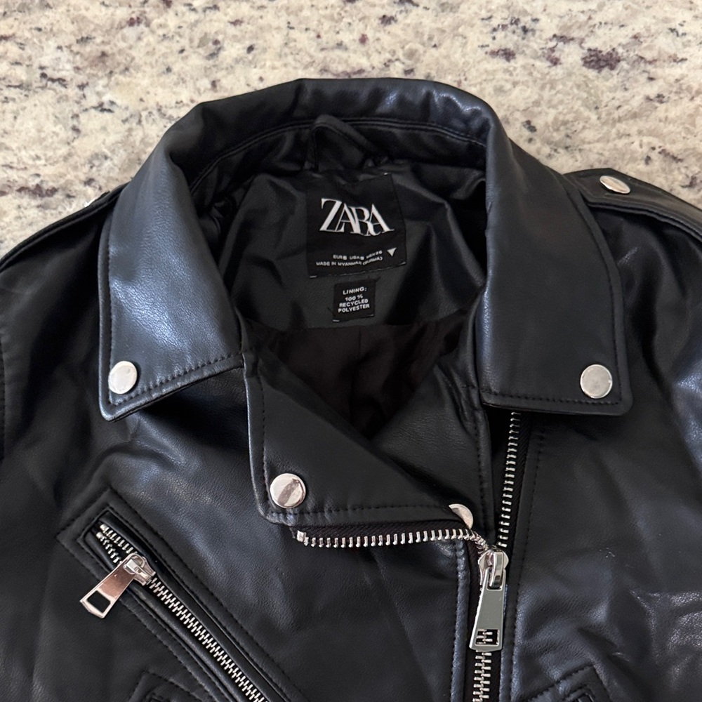 Zara Black Faux Leather Biker Jacket with Silver Hardware, cropped Mid-waist - Picture 4 of 8